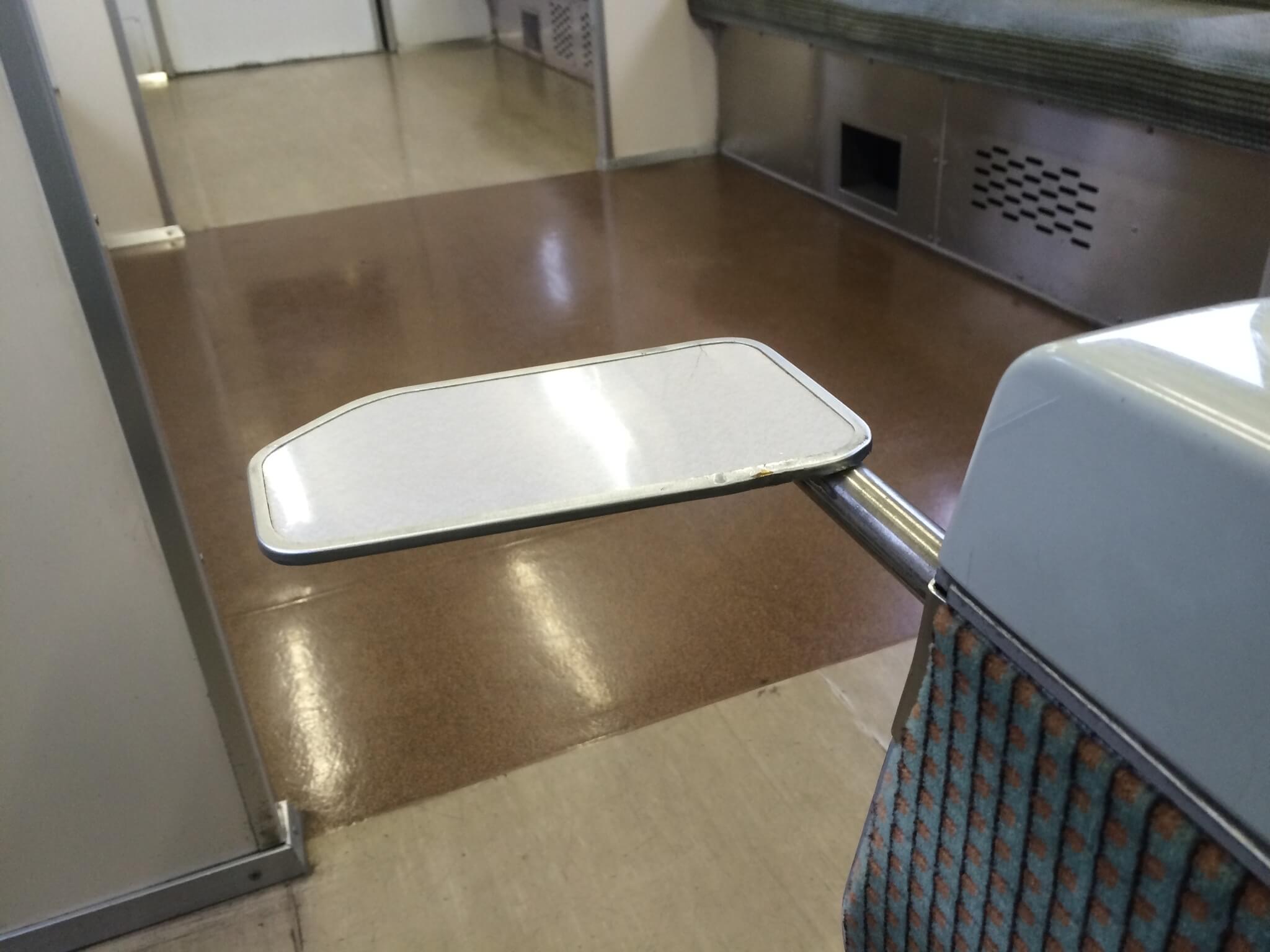 キハ54 新幹線の座席テーブル