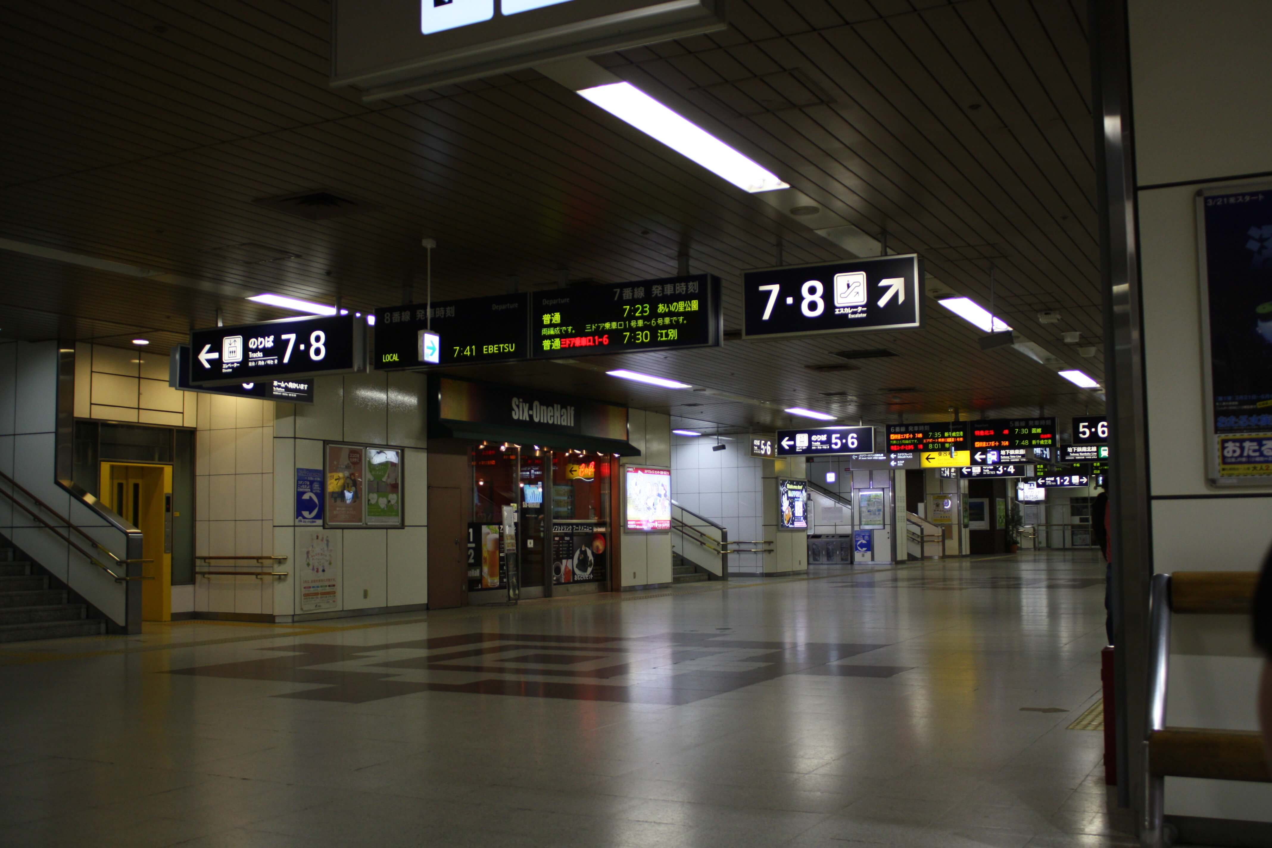 閑散とする札幌駅