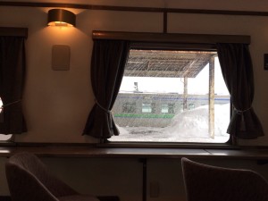 上り1レ北斗星ロビーから・雪の車窓