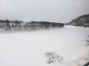 雪に埋まった天塩川