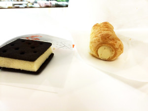 六花亭サクサクパイと雪こんチーズ