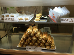 六花亭帯広　サクサクパイと雪こんチーズ