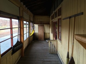 抜海駅・駅舎の中