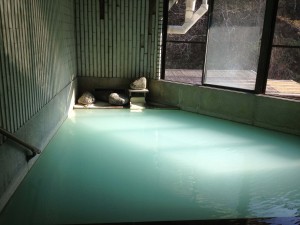 福島・高湯温泉の青いお湯