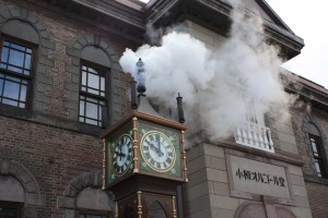 噴煙を上げる小樽オルゴール堂
