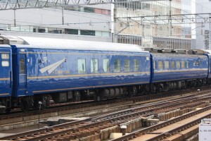 臨時北斗星札幌回送出発　食堂車とロビーカー