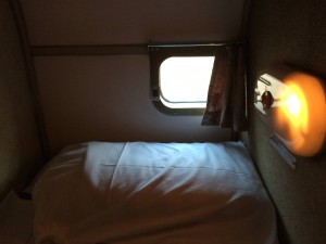 A寝台　2階小窓