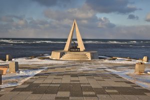 夕日に当たる宗谷岬最北端の碑