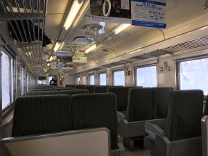 キハ54-510車内　座席転換ができないお見合い式です