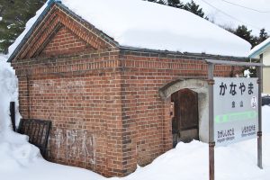 金山駅　煉瓦造りのランプ小屋