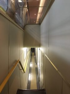 100系168形式新幹線「二階建て食堂車」通路