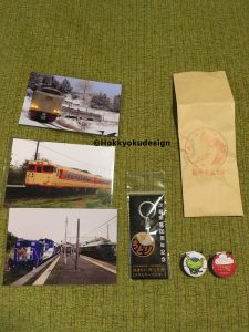 出雲坂根で購入したキーホルダーと頂き物の写真やバッジ