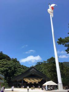 出雲大社　神楽殿の国旗と大注連縄