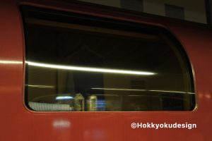 サンライズ出雲　今夜の宿の窓を外から